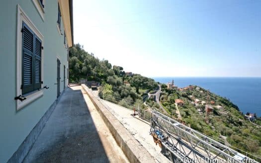 Villa con piscina e giardini vista golfo