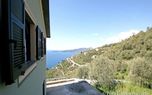 Villa con piscina e giardini vista golfo