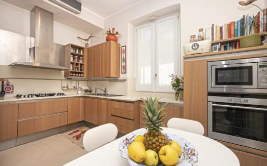 A Genova Pegli, suggestioni da Costa Azzurra per l’appartamento nella Villa Liberty in collina