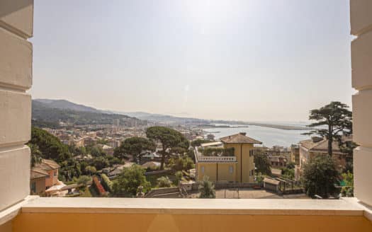 A Genova Pegli, suggestioni da Costa Azzurra per l’appartamento nella Villa Liberty in collina