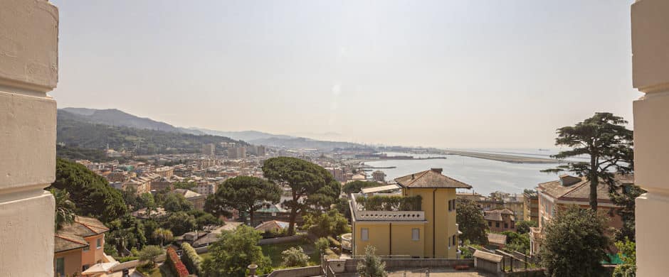 A Genova Pegli, suggestioni da Costa Azzurra per l’appartamento nella Villa Liberty in collina