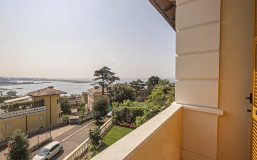 A Genova Pegli, suggestioni da Costa Azzurra per l’appartamento nella Villa Liberty in collina