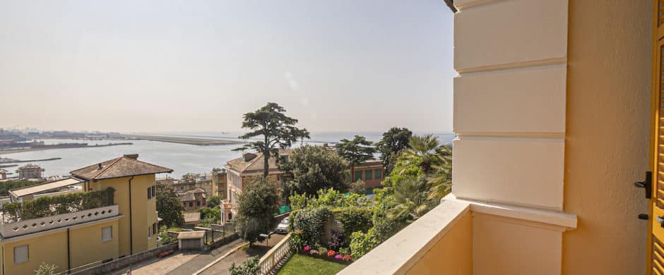 A Genova Pegli, suggestioni da Costa Azzurra per l’appartamento nella Villa Liberty in collina