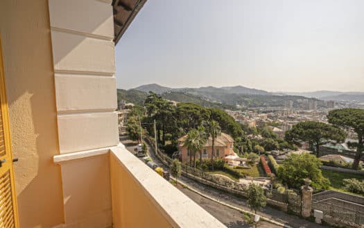 A Genova Pegli, suggestioni da Costa Azzurra per l’appartamento nella Villa Liberty in collina