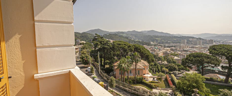 A Genova Pegli, suggestioni da Costa Azzurra per l’appartamento nella Villa Liberty in collina