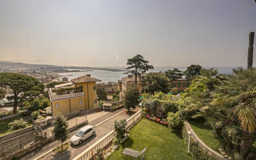 A Genova Pegli, suggestioni da Costa Azzurra per l’appartamento nella Villa Liberty in collina