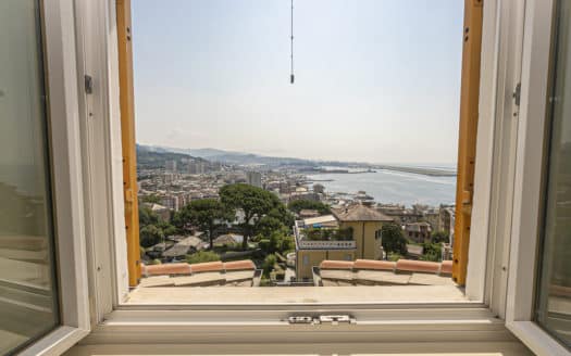 A Genova Pegli, suggestioni da Costa Azzurra per l’appartamento nella Villa Liberty in collina