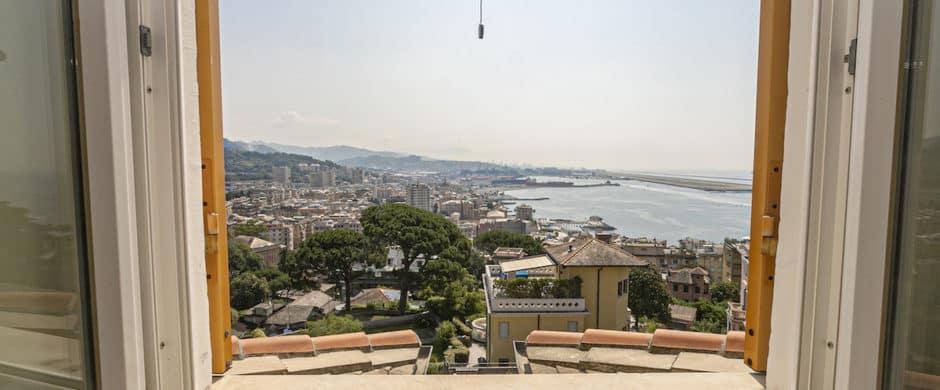 A Genova Pegli, suggestioni da Costa Azzurra per l’appartamento nella Villa Liberty in collina