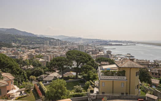 A Genova Pegli, suggestioni da Costa Azzurra per l’appartamento nella Villa Liberty in collina