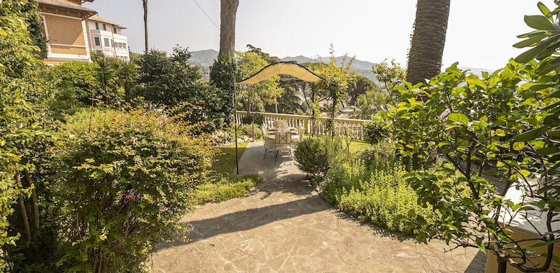 A Genova Pegli, suggestioni da Costa Azzurra per l’appartamento nella Villa Liberty in collina
