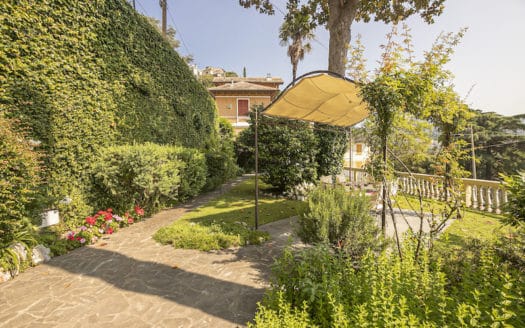 A Genova Pegli, suggestioni da Costa Azzurra per l’appartamento nella Villa Liberty in collina