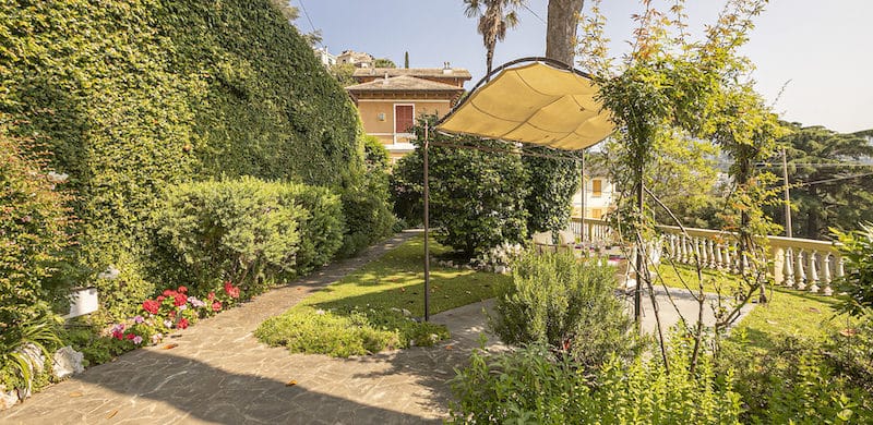 A Genova Pegli, suggestioni da Costa Azzurra per l’appartamento nella Villa Liberty in collina