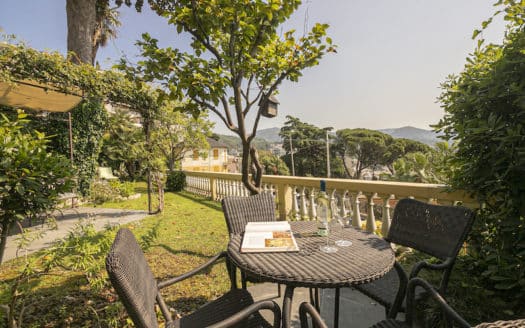 A Genova Pegli, suggestioni da Costa Azzurra per l’appartamento nella Villa Liberty in collina