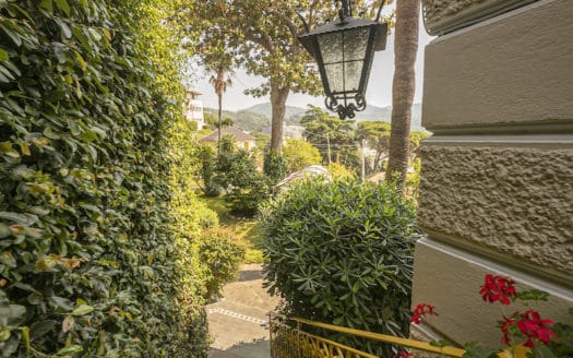 A Genova Pegli, suggestioni da Costa Azzurra per l’appartamento nella Villa Liberty in collina