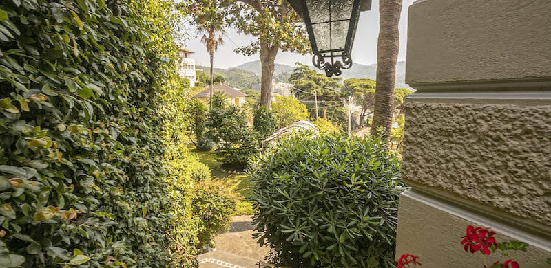 A Genova Pegli, suggestioni da Costa Azzurra per l’appartamento nella Villa Liberty in collina