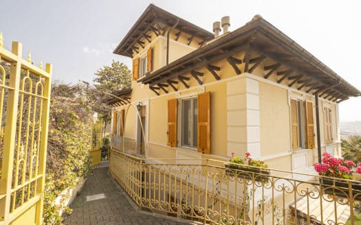 A Genova Pegli, suggestioni da Costa Azzurra per l’appartamento nella Villa Liberty in collina