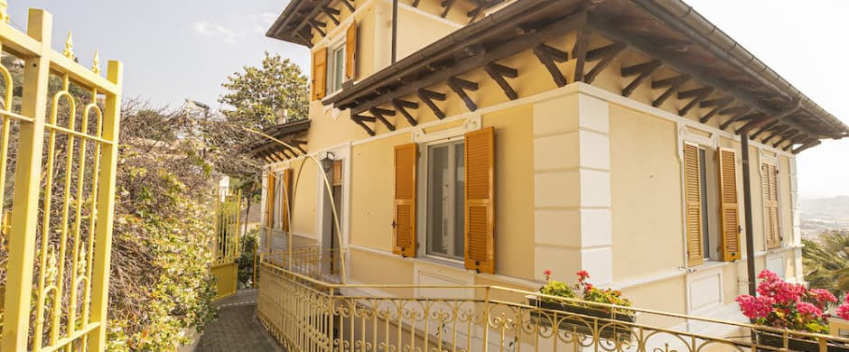 A Genova Pegli, suggestioni da Costa Azzurra per l’appartamento nella Villa Liberty in collina